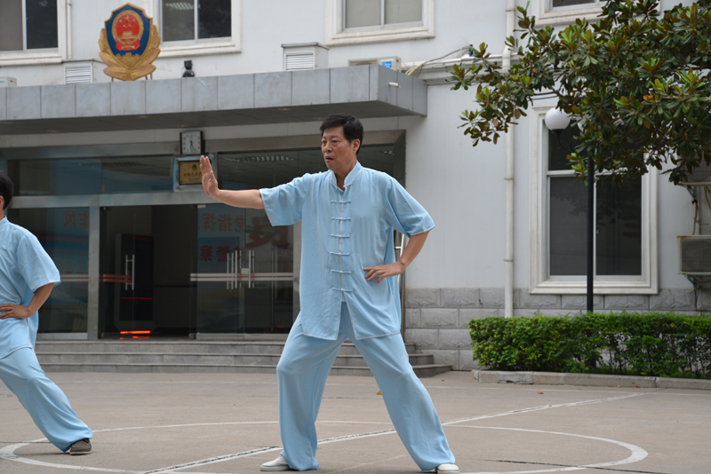 聘請陳式太極拳知名教練教學(xué)，開展太極拳興趣小組活動。
