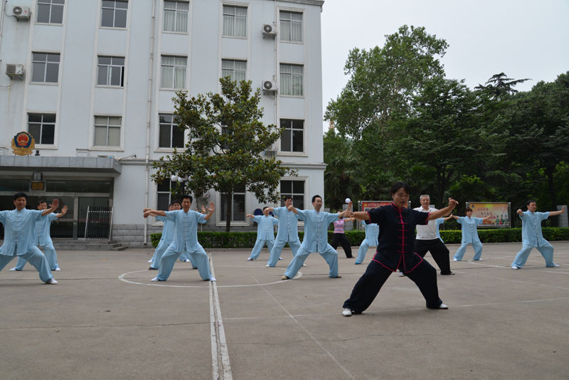 聘請陳式太極拳知名教練教學(xué)，開展太極拳興趣小組活動。