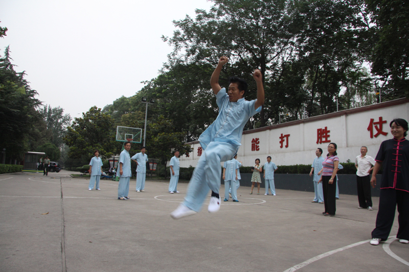 聘請陳式太極拳知名教練教學(xué)，開展太極拳興趣小組活動。